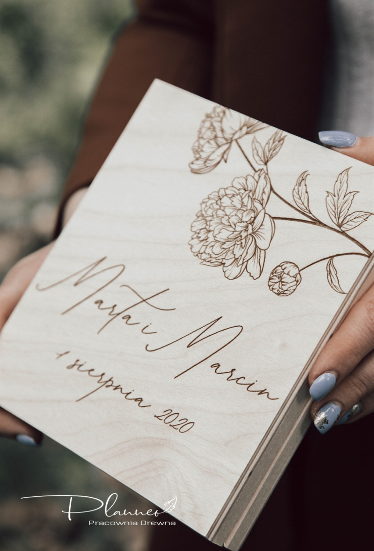 Drewniane grawerowane pudełko prośba o błogosławieństwo piwonie