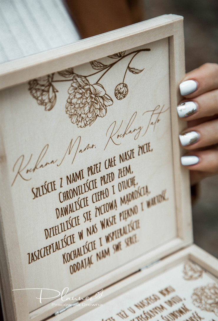 Grawerowane pudełko prośba o błogosławieństwo piwonie