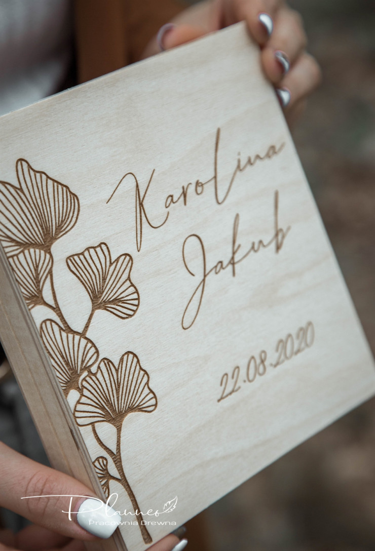 Drewniane grawerowane pudełko prośba o błogosławieństwo miłorząb