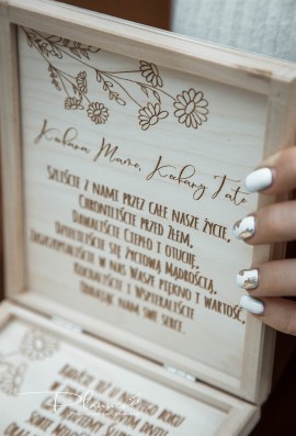 Grawerowane pudełko prośba o błogosławieństwo stokrotki