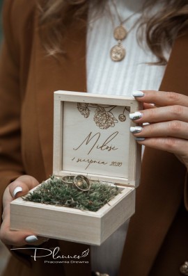 Drewniane grawerowane pudełko na obrączki piwonie