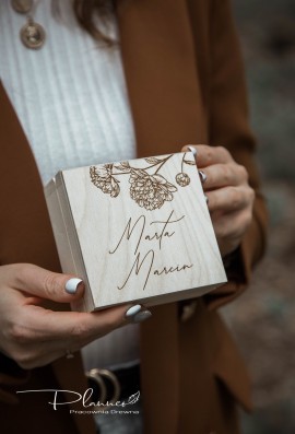 Grawerowane pudełko na obrączki piwonie