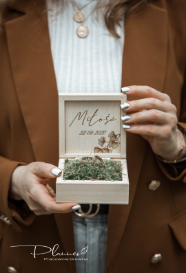 Drewniane grawerowane pudełko na obrączki miłorząb