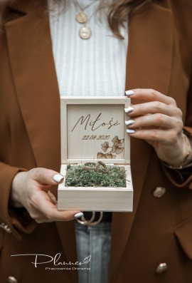 Drewniane grawerowane pudełko na obrączki miłorząb