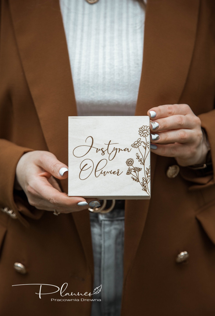 Grawerowane pudełko na obrączki stokrotki