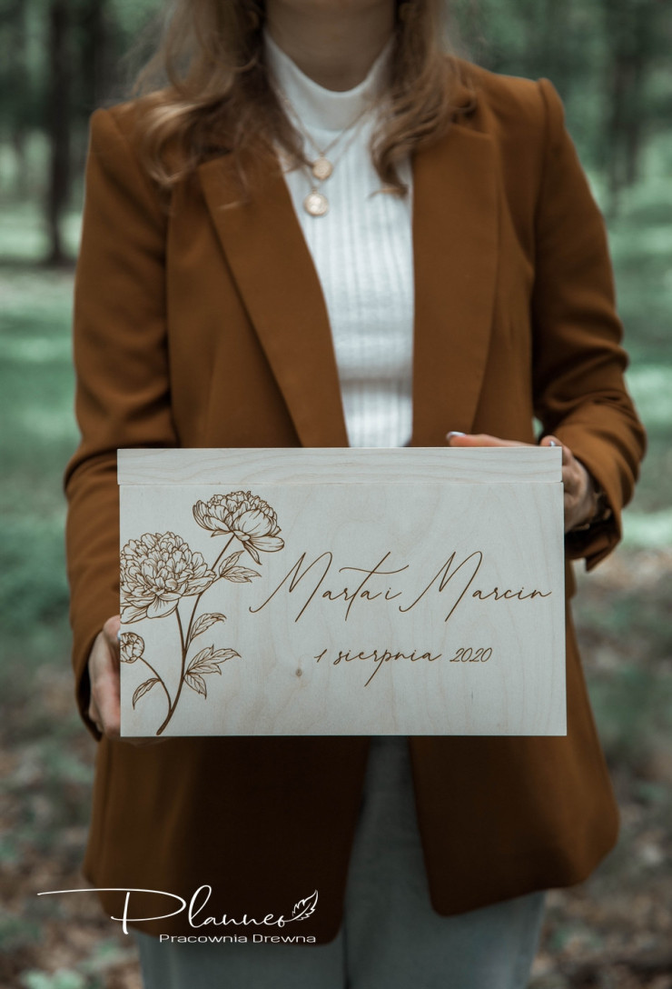 Drewniana grawerowana skrzynka na koperty piwonie