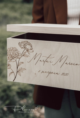 Drewniana grawerowana skrzynka na koperty