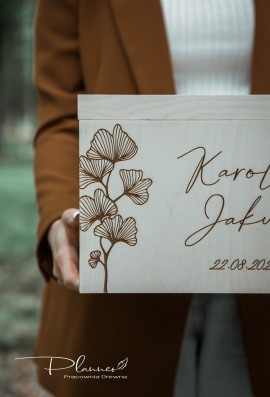 Drewniana grawerowana skrzynka na koperty