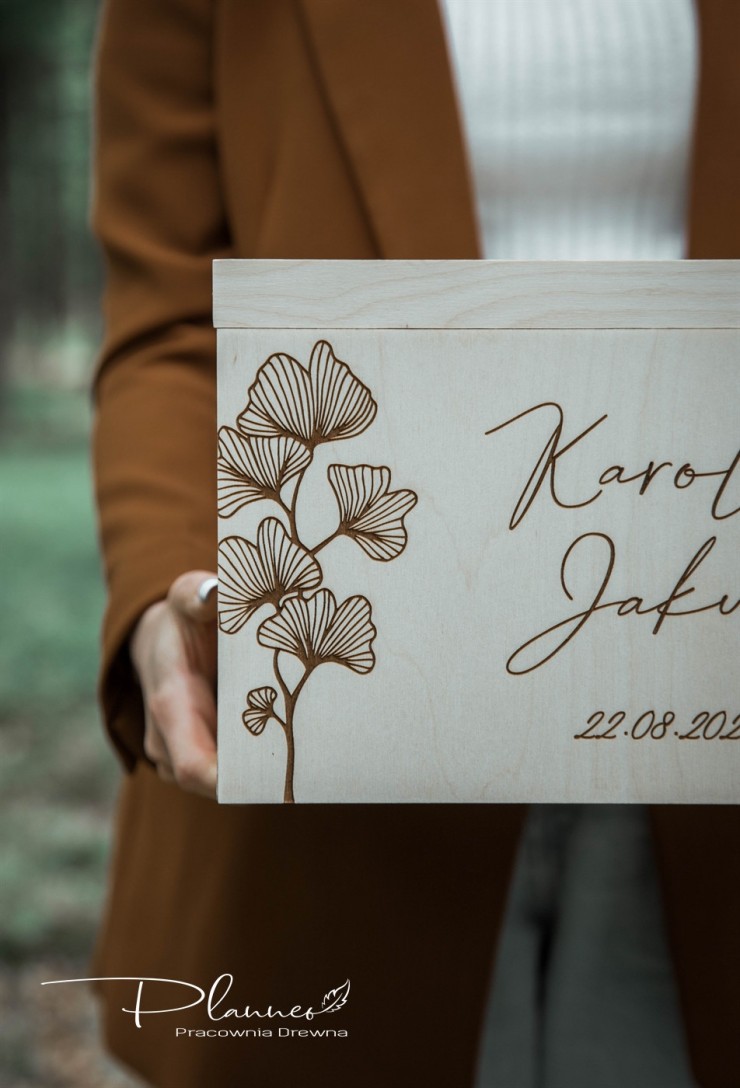 Drewniana grawerowana skrzynka na koperty