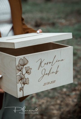 Drewniana grawerowana skrzynka na koperty miłorząb