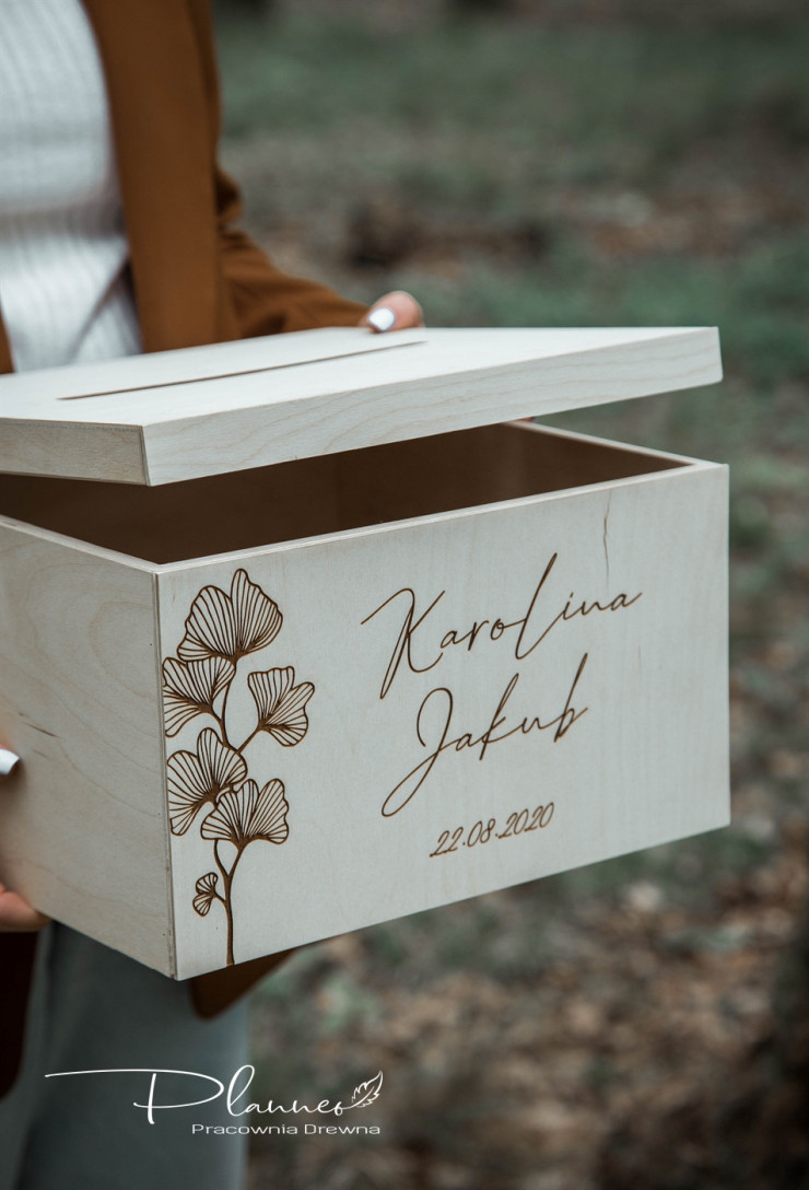 Drewniana grawerowana skrzynka na koperty miłorząb