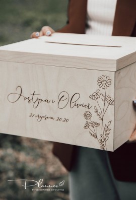 Drewniana grawerowana skrzynka na koperty stokrotki