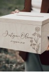 Drewniana grawerowana skrzynka na koperty stokrotki