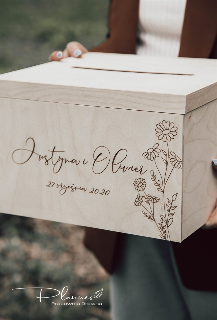 Drewniana grawerowana skrzynka na koperty stokrotki