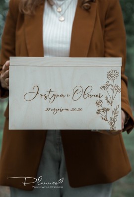Drewniana grawerowana skrzynka na koperty