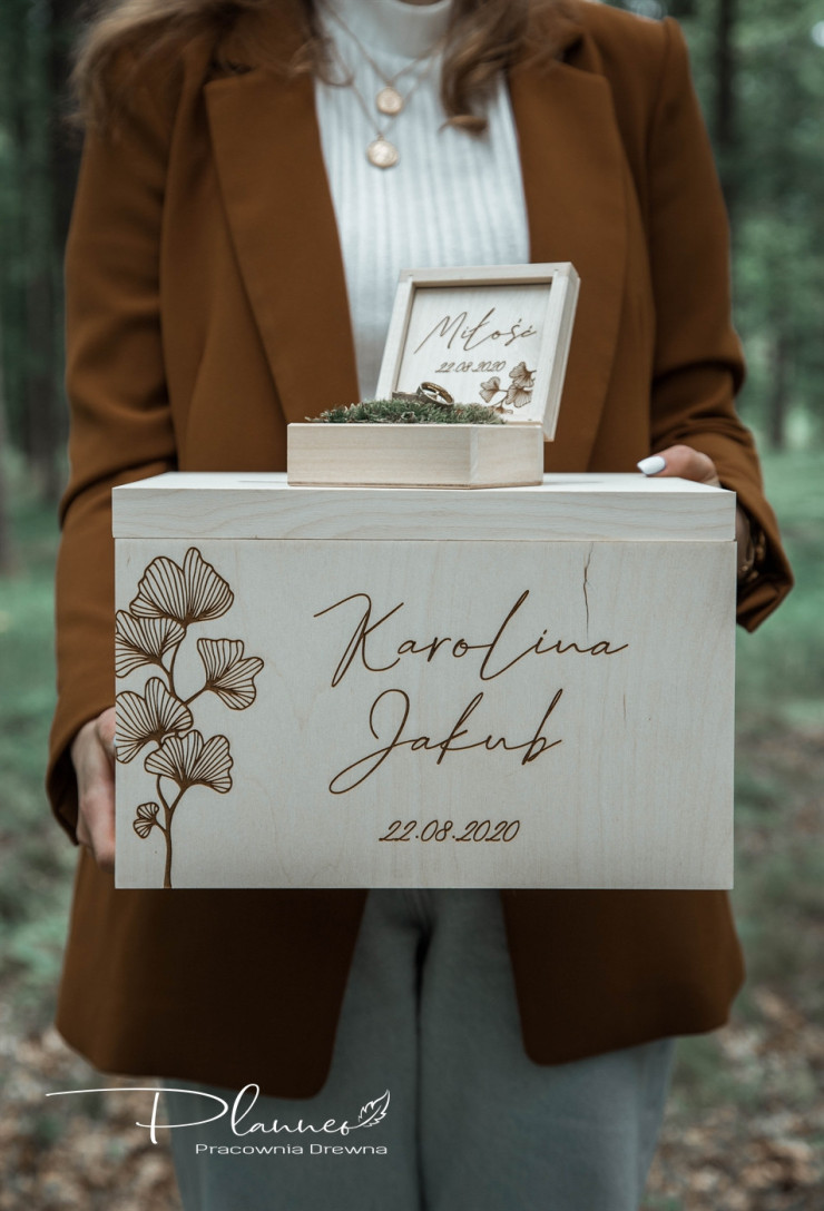 Drewniany grawerowany komplet skrzynka na koperty oraz pudełko na obrączki miłorząb