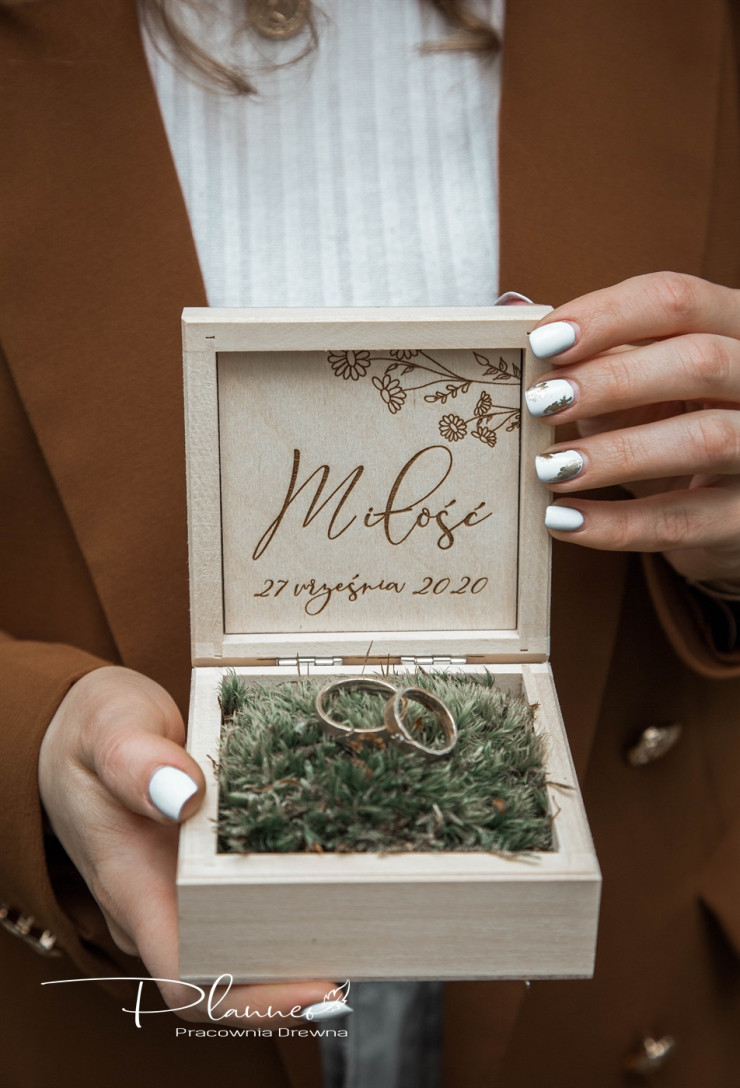 Drewniany grawerowany komplet skrzynka na koperty oraz pudełko na obrączki stokrotki