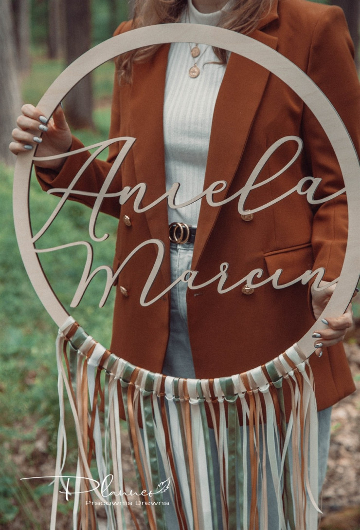 Drewniana obręcz imiona Pary Młodej ze wstążkami