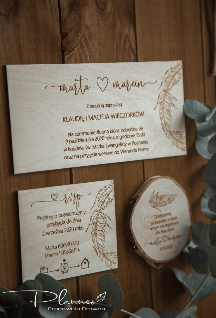 Drewniane grawerowane zaproszenia ślubne piórka