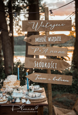 Zestaw drewnianych drogowskazów