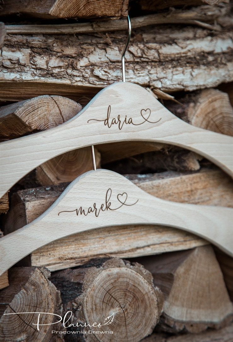 Wieszaki drewniane z imionami