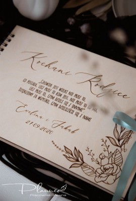 Drewniany grawerowany album dla rodziców kwiaty