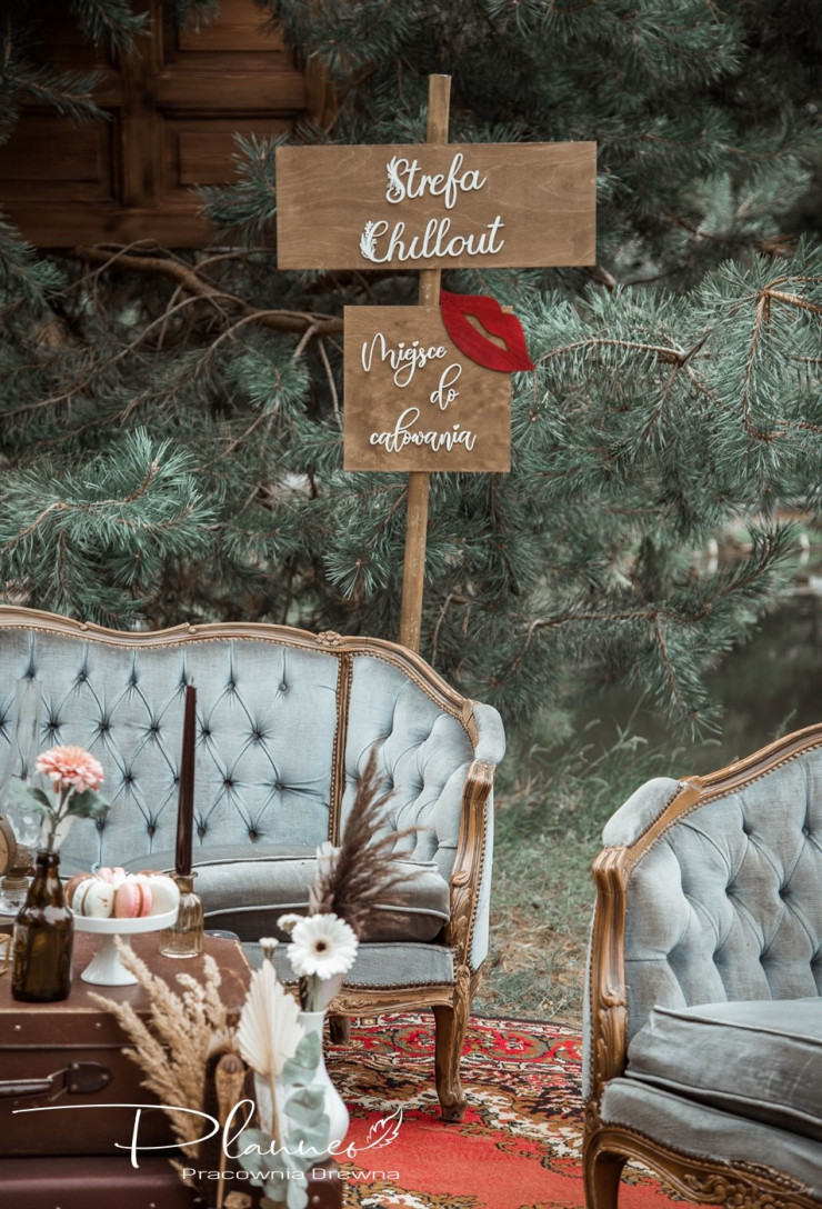 Drewniany drogowskaz miejsce do całowania