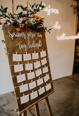 Tablica z rozmieszczeniem gości drewniana