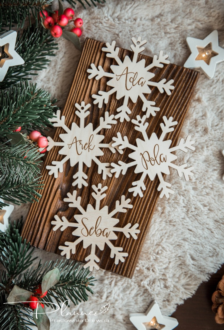Drewniane śnieżynki z imionami