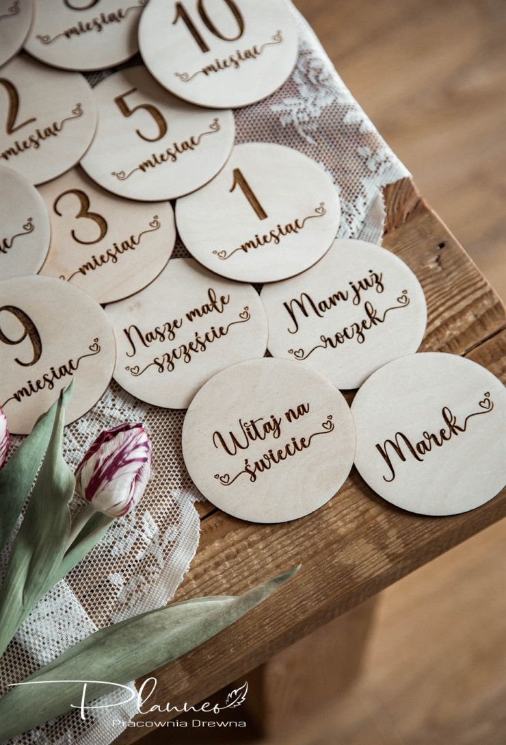 Tabliczki z miesiącami serduszka zawijasy