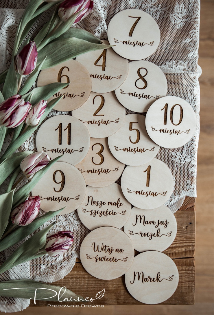 Tabliczki z miesiącami serduszka zawijasy