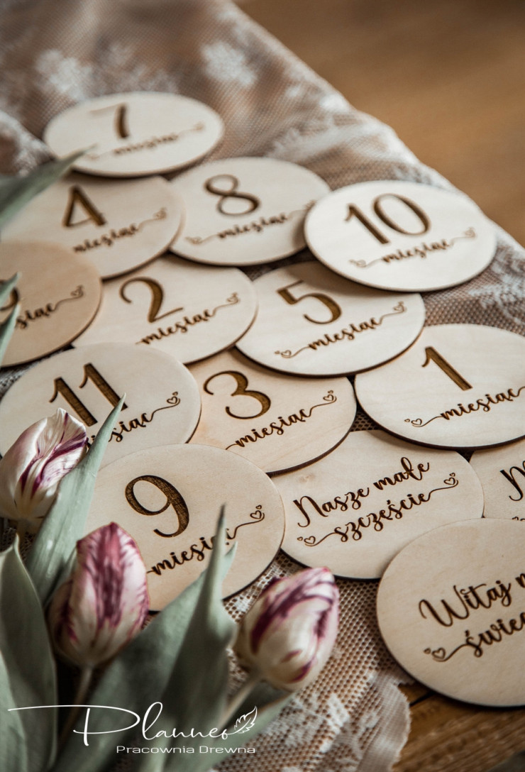 Tabliczki z miesiącami serduszka zawijasy