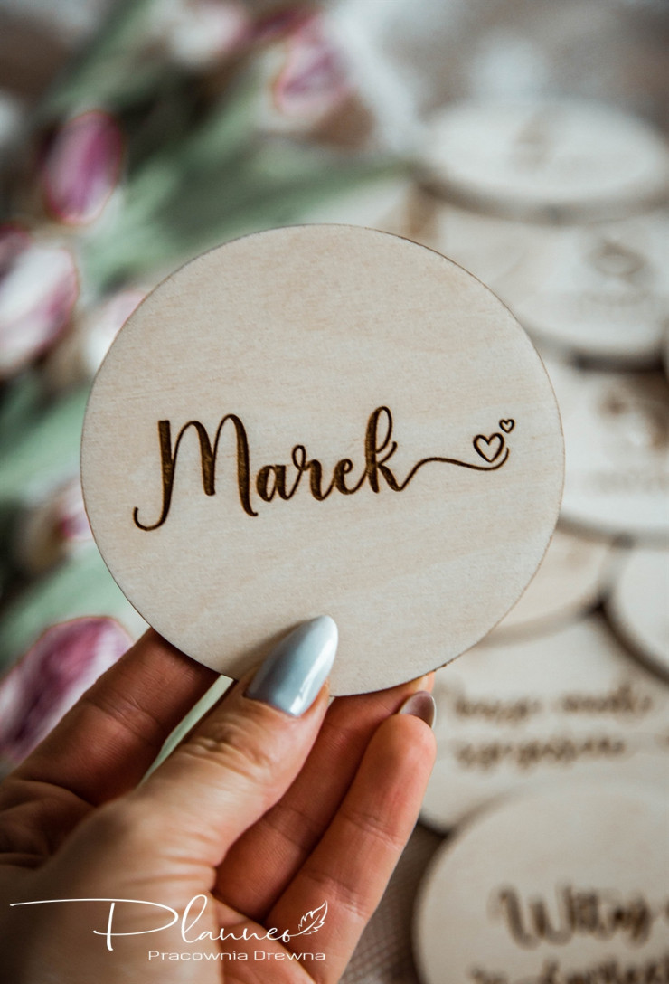 Tabliczki z miesiącami serduszka zawijasy