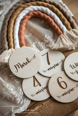 Tabliczki z miesiącami serduszka zawijasy