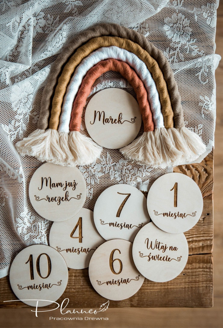 Tabliczki z miesiącami serduszka zawijasy