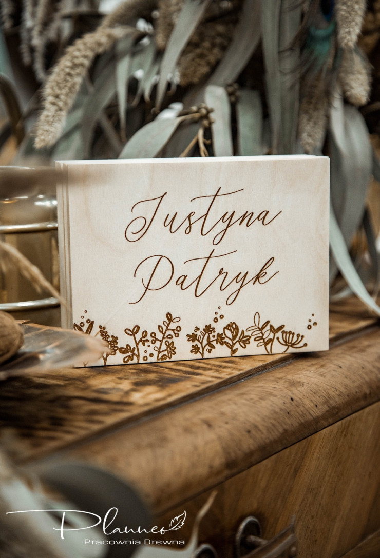 Grawerowane pudełko na obrączki