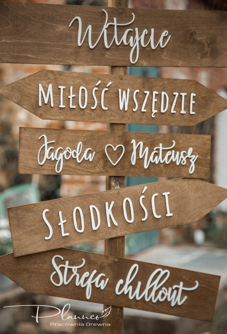 Zestaw drewnianych drogowskazów