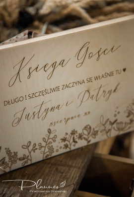 Drewniana grawerowana Księga Gości z imionami