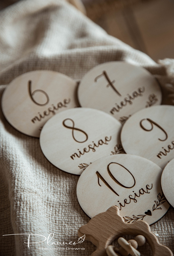 Tabliczki z miesiącami serce z gałązką