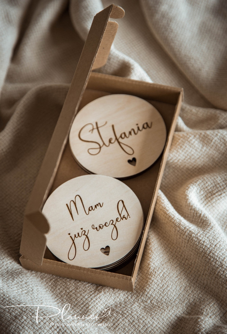 Tabliczki z miesiącami serce z gałązką