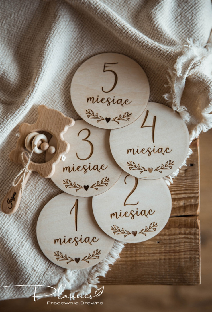 Tabliczki z miesiącami serce z gałązką