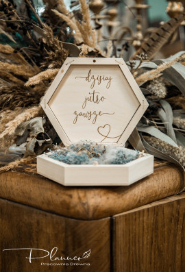 Grawerowane pudełko na obrączki z sercem