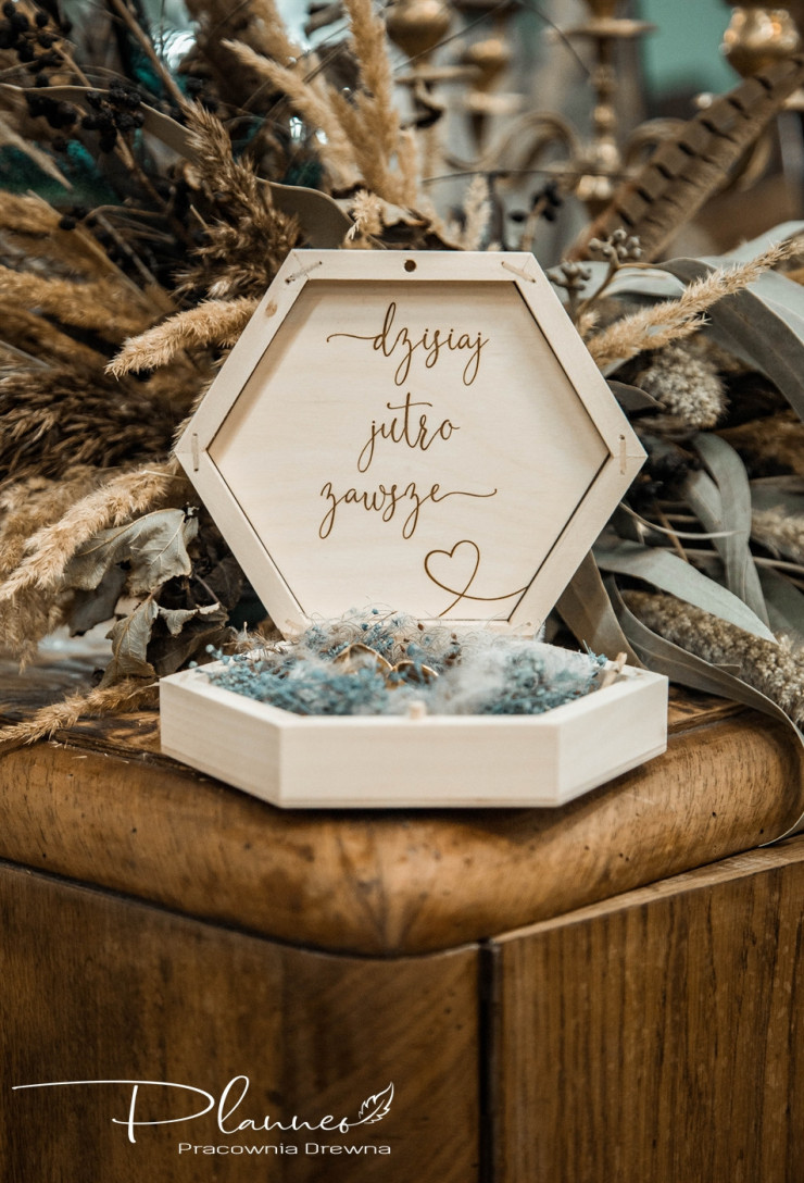 Grawerowane pudełko na obrączki z sercem