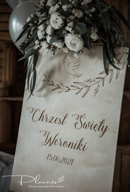Tablica drewniana powitalna na Chrzest Święty
