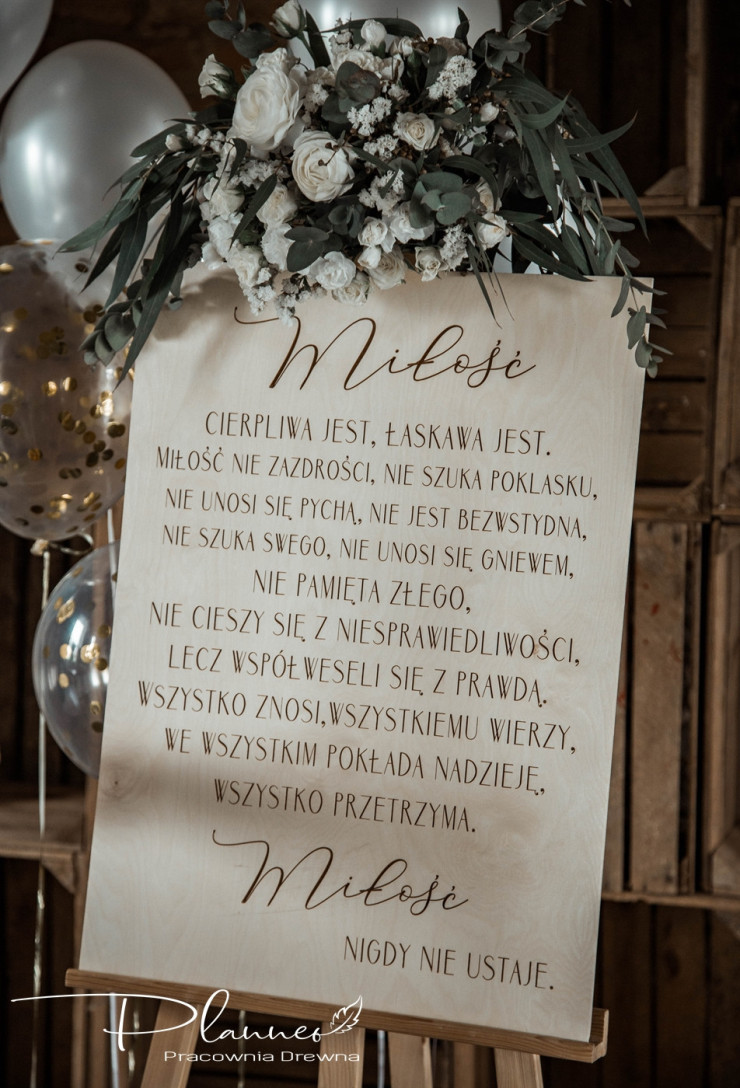 Drewniana tablica z hymnem i miłości