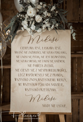 Tablica z hymnem o miłości