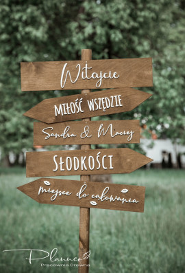 Zestaw drewnianych drogowskazów