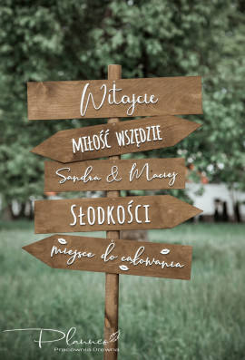 Zestaw drewnianych drogowskazów