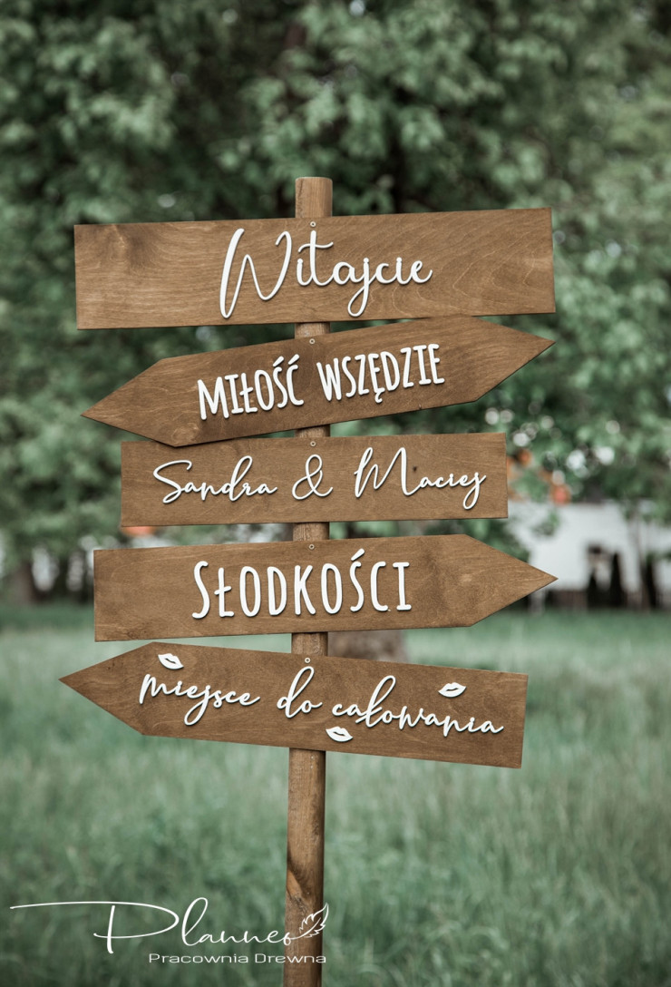 Zestaw drewnianych drogowskazów