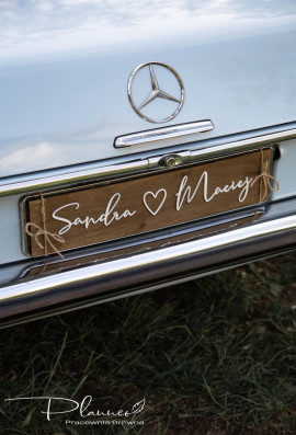 Drewniana tablica z imionami